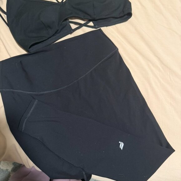 Fabletics Workout Set - Picture 3 of 4